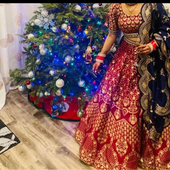 Pure silk lehnga with beautiful blue DuPpta. It’s good for reception and wedding - Picture 2 of 5